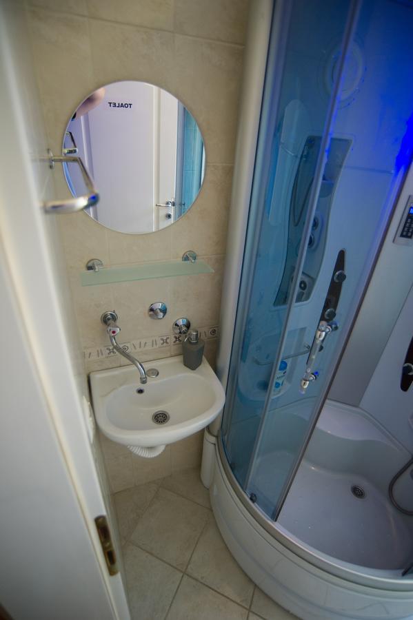 Hostel Larisa Μπάνια Λούκα Εξωτερικό φωτογραφία