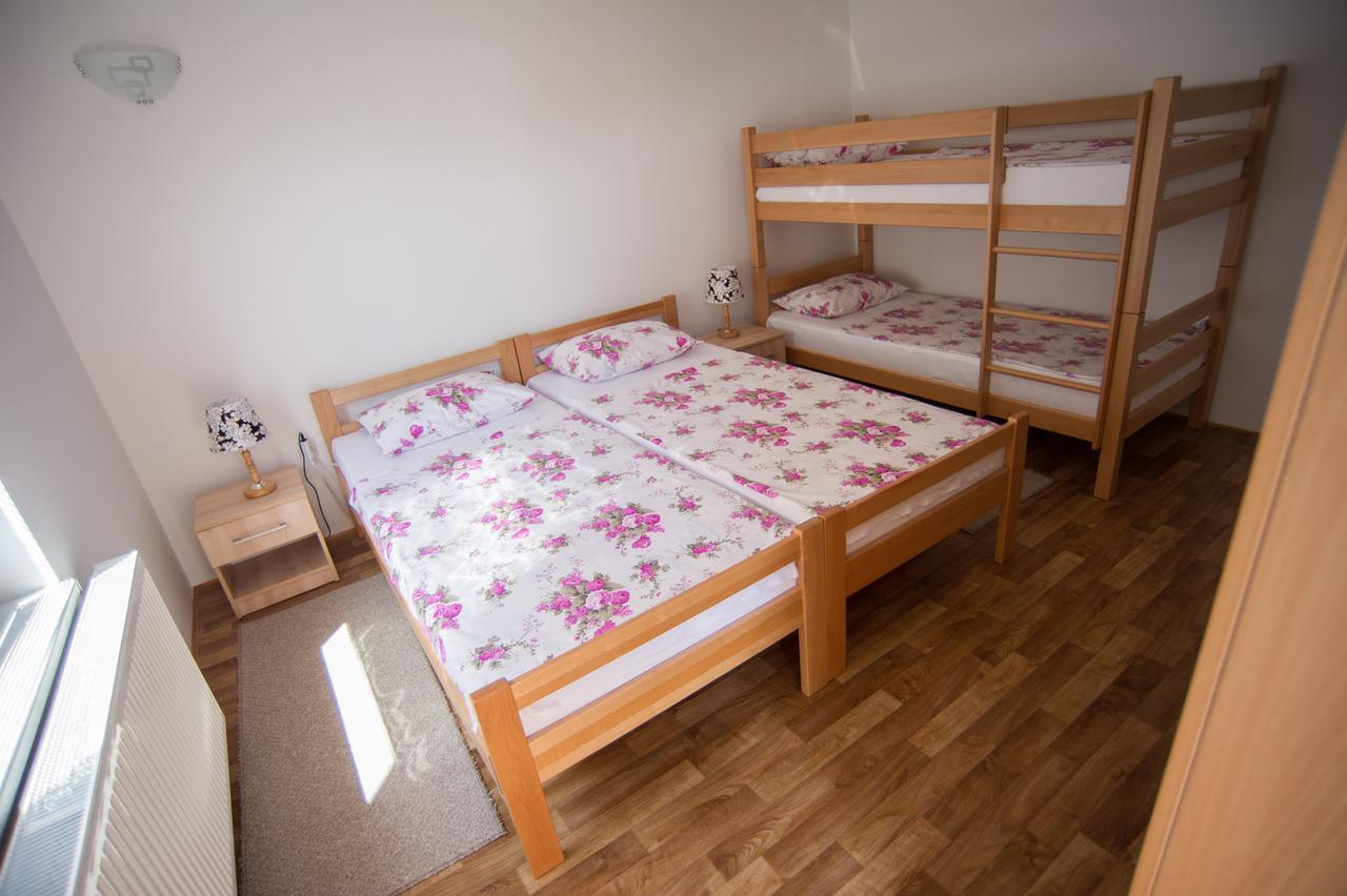 Hostel Larisa Μπάνια Λούκα Εξωτερικό φωτογραφία