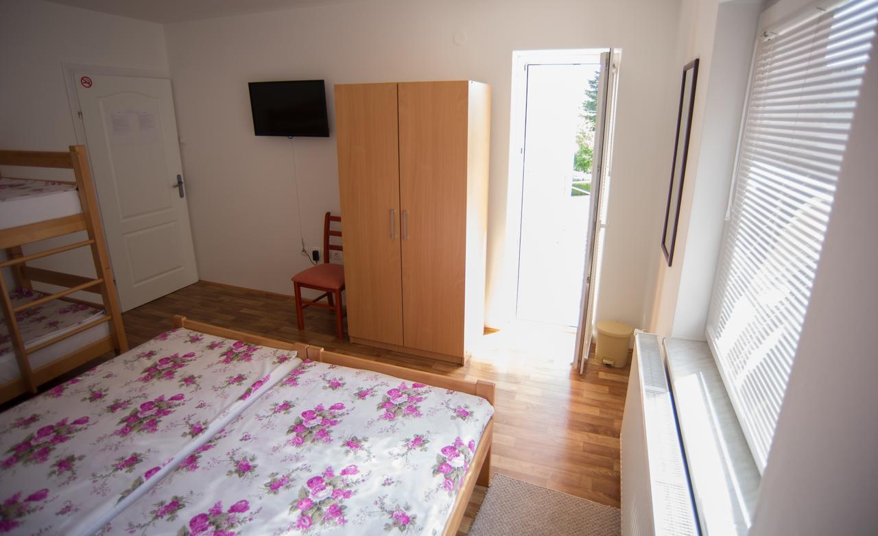 Hostel Larisa Μπάνια Λούκα Εξωτερικό φωτογραφία