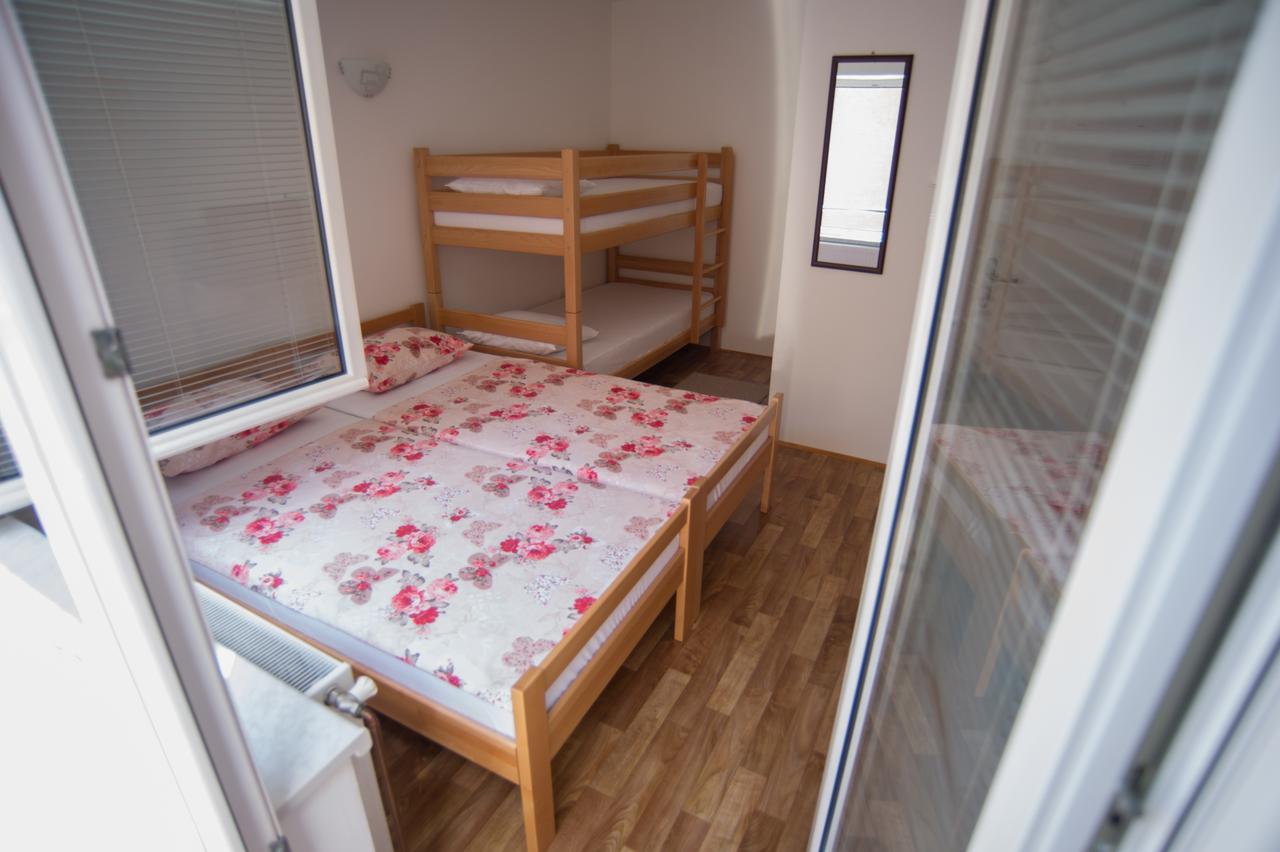 Hostel Larisa Μπάνια Λούκα Εξωτερικό φωτογραφία