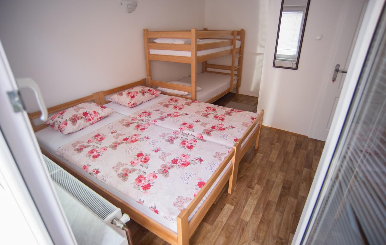 Hostel Larisa Μπάνια Λούκα Εξωτερικό φωτογραφία